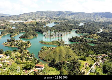 Blick auf die schöne Seenlandschaft von Guatape von der aus gesehen Piedra del Peñol in Kolumbien Stockfoto