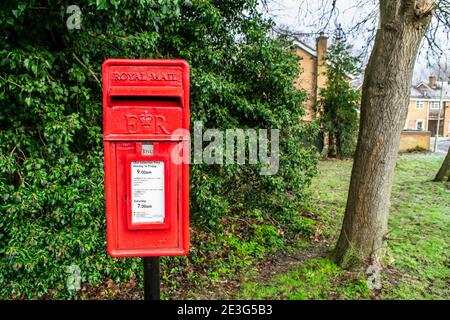 OAKHAM, RUTLAND, ENGLAND – Dezember 31 2020: Royal Mail Postbox in Oakham Stockfoto