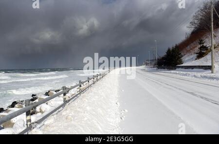 Dramatische Küstenaussichten entlang der Straße zum Shiretoko National Park in Hokkaido, Japan. Stockfoto