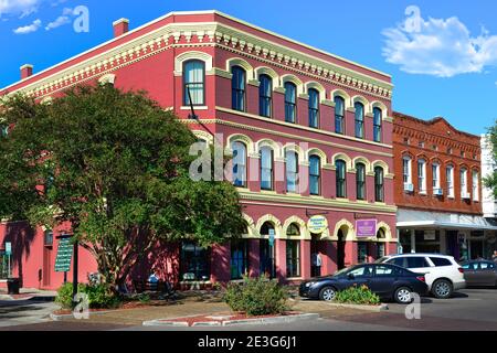 Architektonische Juwelen beherbergen heute Geschäfte und Geschäfte mit Schaufenstern in der historischen Innenstadt von Fernandina Beach auf Amelia Island, FL Stockfoto