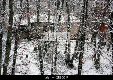 Berghaus oder Blockhütte im Winterschnee getarnt Von den Wäldern und Bäumen der apuanischen alpen in Der apennin in der toskana Stockfoto