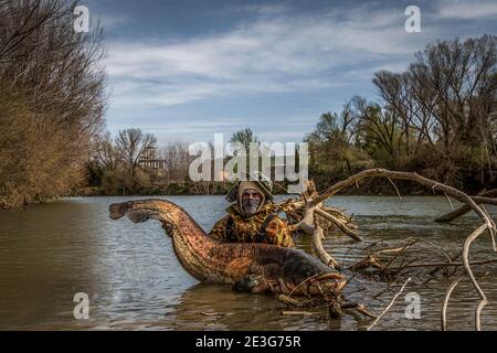 Rom, Rom, Italien. März 2019. Fischer VALERIO, 38, nachdem er einen riesigen Wels von 2,3 m Länge auf dem Tiber gefangen hatte. Kredit: Luigi Avantaggiato/ZUMA Wire/Alamy Live Nachrichten Stockfoto