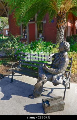 Das Amelia Island Welcome Centre, untergebracht in dem architektonisch bedeutenden alten Bahndepot, mit einer sitzenden Bronzestatue von Senator David Yulee, in Hi Stockfoto