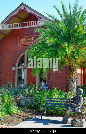 Das Amelia Island Welcome Centre, untergebracht in dem architektonisch bedeutenden alten Bahndepot, mit einer sitzenden Bronzestatue von Senator David Yulee, in Hi Stockfoto