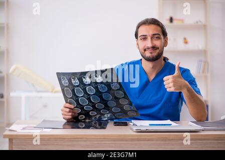 Junger Arzt Radiologe im Krankenhaus Stockfoto