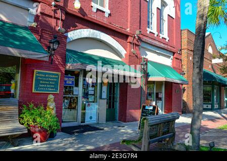 Ein altes, im Florida-Stil errichtetes kommerzielles Backsteingebäude aus dem Jahr 1880, das heute das älteste Restaurant in Fernandina Beach beherbergt, das Marina Seafood Stockfoto