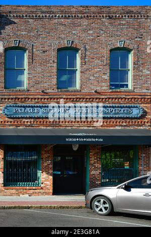 Strukturiertes und charmantes altes Backsteingebäude mit Eingang zum historischen Palace Saloon in Fernandina Beach auf Amelia Island, Florida Stockfoto