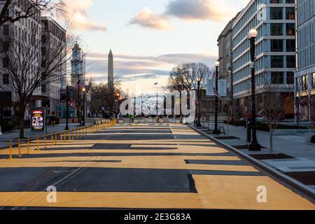 Washington, DC, USA, 18. Januar 2021. Im Bild: Das Wandbild auf der Black Lives Matter Plaza erhielt einen neuen Anstrich für die Amtseinführung des Präsidenten. Das Plaza liegt in der öffentlichen Fußgängerzone rund um die National Mall. Aufgrund der Androhung von Gewalt durch Trump-Anhänger, weiße VormachthaberInnen und andere Rechtsextremisten wurden die Vorbereitungen und Sicherheitsmaßnahmen viel früher als gewöhnlich eingeleitet. Kredit: Allison C Bailey/Alamy Live Nachrichten Stockfoto