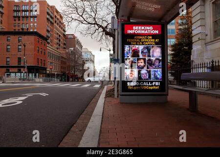 Washington, DC, USA, 18. Januar 2021. Im Bild: Eine Anzeige an einer Bushaltestelle in der 7th Street bittet um Informationen über Personen, die Offiziere während des Kapitolaufstandes vom 6. Januar angegriffen haben. Die Straße war eine von vielen für die Einweihung von Joe Biden geschlossen. Aufgrund der Androhung von Gewalt durch Trump-Anhänger, weiße VormachthaberInnen und andere Rechtsextremisten wurden die Vorbereitungen und Sicherheitsmaßnahmen viel früher als gewöhnlich eingeleitet. Kredit: Allison C Bailey/Alamy Live Nachrichten Stockfoto