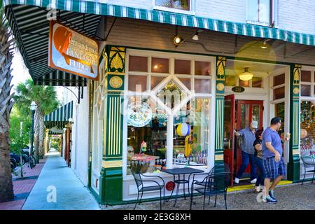 Leute, die mit Eiszapfen aus einem charmanten kleinen Laden, Fernandinas fantastischem Fudge-Laden in der Centre Street in Fernandina Beach, auf Amelia, abreisen Stockfoto