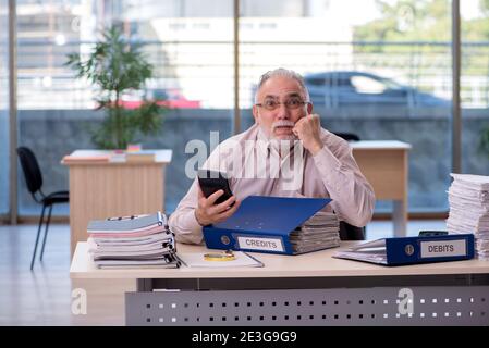 Erfahrener männlicher Buchhalter im Budgetplanungskonzept Stockfoto