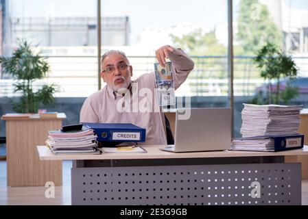Erfahrener männlicher Buchhalter im Budgetplanungskonzept Stockfoto