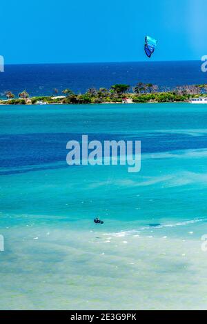 Kitesurfer in der Pumicestone Passage bei Caloundra in QLD, Australien. Stockfoto