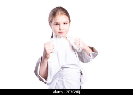 Mädchen in einem Kimono Judo. In einer Kampfhaltung. Isoliert auf weißem Hintergrund. Hochwertige Fotos Stockfoto