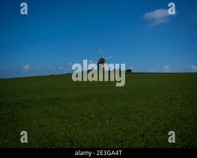 Panoramablick auf alte rustikale historische Windmühle Moulin de Moidrey Im grünen Gras Feld Wiese Pontorson Normandie Frankreich Europa Stockfoto