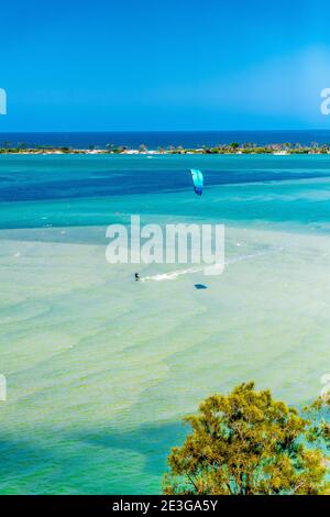 Kitesurfer in der Pumicestone Passage bei Caloundra in QLD, Australien. Stockfoto