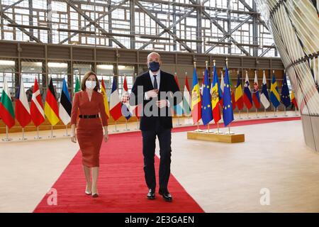 (210119) -- BRÜSSEL, 19. Januar 2021 (Xinhua) -- der Präsident des Europäischen Rates Charles Michel (R) empfängt den moldawischen Präsidenten Maia Sandu am 18. Januar 2021 in Brüssel, Belgien. (Europäische Union/Handout über Xinhua) Stockfoto