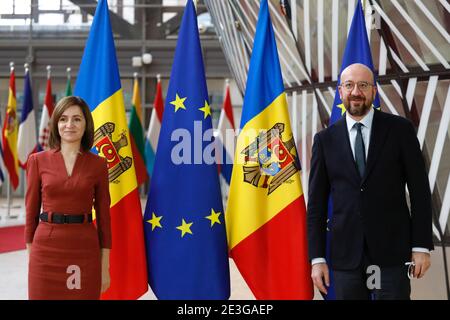 (210119) -- BRÜSSEL, 19. Januar 2021 (Xinhua) -- der Präsident des Europäischen Rates Charles Michel (R) empfängt den moldawischen Präsidenten Maia Sandu am 18. Januar 2021 in Brüssel, Belgien. (Europäische Union/Handout über Xinhua) Stockfoto