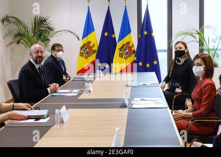 (210119) -- BRÜSSEL, 19. Januar 2021 (Xinhua) -- der Präsident des Europäischen Rates, Charles Michel (1. L), trifft sich mit dem moldawischen Präsidenten Maia Sandu (1. R) in Brüssel, Belgien, am 18. Januar 2021. (Europäische Union/Handout über Xinhua) Stockfoto