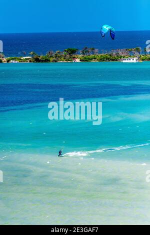 Kitesurfer in der Pumicestone Passage bei Caloundra in QLD, Australien. Stockfoto