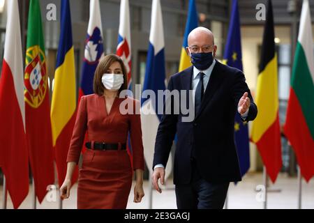 (210119) -- BRÜSSEL, 19. Januar 2021 (Xinhua) -- der Präsident des Europäischen Rates Charles Michel (R) empfängt den moldawischen Präsidenten Maia Sandu am 18. Januar 2021 in Brüssel, Belgien. (Europäische Union/Handout über Xinhua) Stockfoto