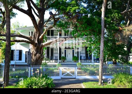 Das schöne, historische griechische Revival-Stil 'Lesesne House' mit Veranda und Schaukelstühlen in Fernandina Beach, FL auf Amelia Island Stockfoto