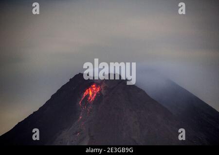 Sleman, YOGYAKARTA, INDONESIEN. Januar 2021. Brennende rot glühende Lava taucht vom Gipfel des Monte Merapi in Sleman, Yogyakarta, Indonesien, Dienstag, 19. Januar 2021 auf. Quelle: Slamet Riyadi/ZUMA Wire/Alamy Live News Stockfoto