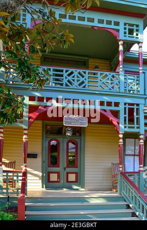 Eingang zum farbenfrohen Jeffreys - Wolff House, einem markanten Handwerkergebäude im historischen Viertel, Fernandina Beach, FL auf Amelia Island, Stockfoto