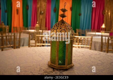 Mehendi Zeremonie vor der indischen Hochzeit mit bunten Details Stockfoto