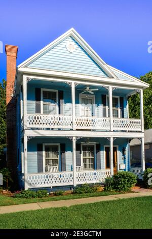 Hölzerne, zweistöckige viktorianischen beeinflusste Haus mit dekortiave Geländer und eave Akzente und Backstein Chiminey in Fernandina Beach, FL, auf Amelia Island Stockfoto