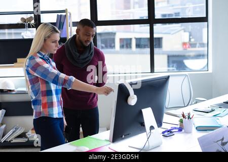 Zwei verschiedene Geschäftsleute, die im Kreativbüro arbeiten Stockfoto