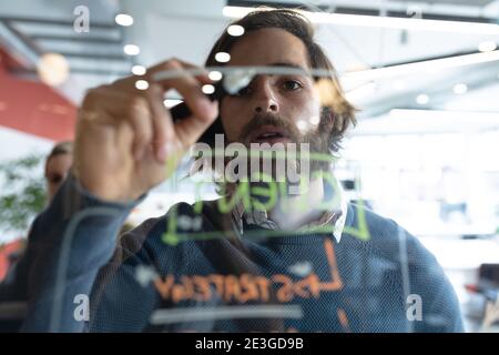 Kaukasischer Geschäftsmann, der im kreativen Büro arbeitet Stockfoto