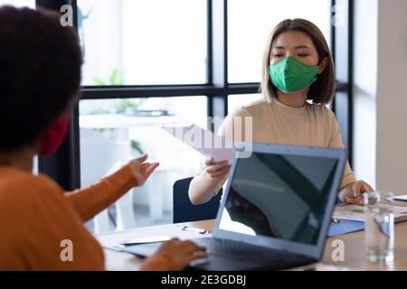 Zwei verschiedene Geschäftsfrauen arbeiten im Kreativbüro Stockfoto
