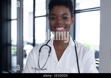 Mixed Race weibliche Arzt stehend Blick auf die Kamera und Lächelnd Stockfoto
