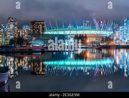 Nachtansicht der Innenstadt von Vancouver über falschen Bach mit Reflexion Auf dem Wasser von BC Place und Science World Stockfoto