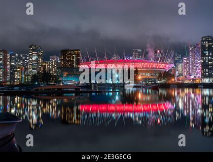 Nachtansicht der Innenstadt von Vancouver über falschen Bach mit Reflexion Auf dem Wasser von BC Place und Science World Stockfoto