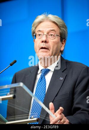 (210119) -- BRÜSSEL, 19. Januar 2021 (Xinhua) -- Paolo Gentiloni, EU-Kommissar für Wirtschaft, spricht auf einer Online-Pressekonferenz nach einem Ministertreffen der Eurogruppe in Brüssel, Belgien, am 18. Januar 2021. Die Europäische Union (EU) plant, in den nächsten Monaten den Hauptteil des 750 Milliarden Euro (906 Milliarden US-Dollar) Wiederauffüllungsfonds aufzubringen und bereitzustellen, der dazu bestimmt ist, die von der COVID-19-Pandemie schwer betroffenen Volkswirtschaften des Blocks zu retten, sagte EU-Wirtschaftskommissar Paolo Gentiloni am Montag. (Europäische Union/Handout über Xinhua) Stockfoto