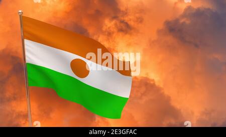 Niger Flagge auf Mast. Dramatischer Hintergrund. Nationalflagge von Niger Stockfoto
