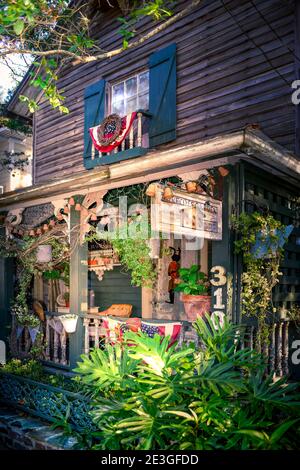 Ein künstlerischer Garten mit Vogelnest im eklektischen Dove Cote Garden Shop, mit Schild und Veranda im historischen Fernandina Beach, Amelia Island, FL Stockfoto