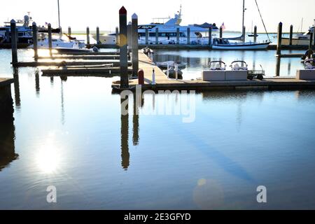 Ein ruhiger Blick auf das sonnendurchflutete Wasser mit Yachten und Segelbooten in Oasis Marina am Fernandina Hafen, am Intracoastal Waterway von Amelia Island, FL Stockfoto
