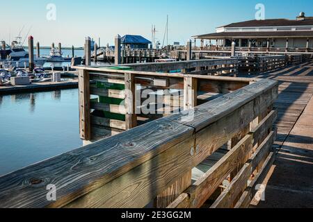 Blick von einer Terrasse aus schwimmenden Betondocks für Yachten, Segelboote und Motorboote in der Oasis Marina in Fernandina Harbor, Amelia Island, FL Stockfoto