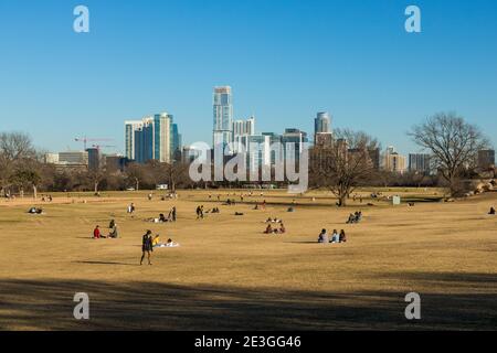 Zilker Park an einem sonnigen Wintertag in Austin, Texas mit Menschen im Park Stockfoto