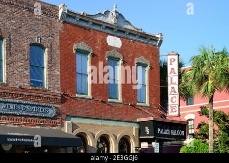 Ein Blick auf historische alte Backsteingebäude aus dem Jahr 1878, jetzt wieder belebt und eine beliebte Bar, der Palace Saloon in Fernandina Beach, auf Ameilia Island, FL Stockfoto