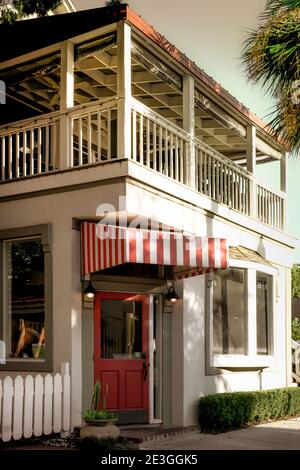 Das alte Florida-Stil Handwerker Gebäude mit charmanten Akzenten beherbergt Joes 2nd Street Bistro in Ferandina Beach, FL, auf Amelia Ilsand Stockfoto