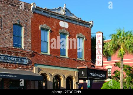 Ein Blick auf historische alte Backsteingebäude aus dem Jahr 1878, die heute als beliebte Bar, The Palace Saloon in Fernandina Beach, auf Ameilia Island, FL, wiederbelebt werden Stockfoto