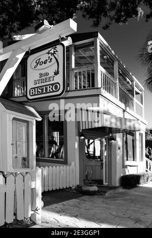 Das alte Florida-Stil Handwerker Gebäude mit charmanten Akzenten beherbergt Joe's 2nd Street Bistro in Fernandina Beach, FL, auf Amelia Island, USA, in B & W Stockfoto