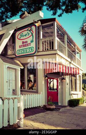 Das alte Florida-Stil-Handwerksgebäude mit charmanten Akzenten beherbergt Joe's 2nd Street Bistro in Fernandina Beach, FL, auf Amelia Island, USA Stockfoto