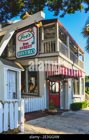 Das alte Florida-Stil-Handwerksgebäude mit charmanten Akzenten beherbergt Joe's 2nd Street Bistro in Ferandina Beach, FL, auf Amelia Ilsand Stockfoto