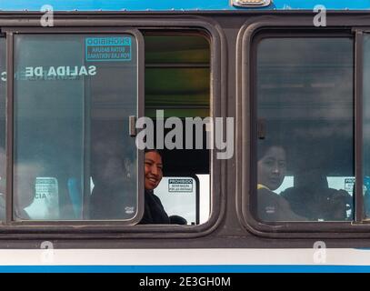 Ecuadorianische indigene Otavalo Frauen in einem Bus im Terminal, Quito, Ecuador. Stockfoto