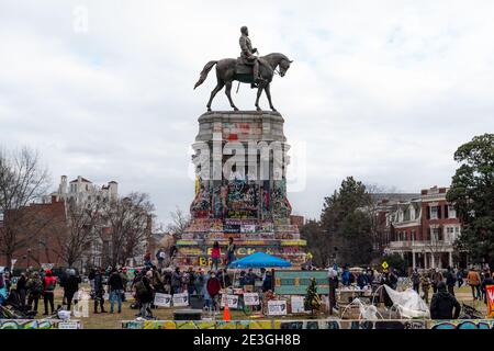 Richmond, Virginia, USA. Januar 2021. Eine Menschenmenge versammelt sich um eine Statue des konföderierten Generals Robert E. Lee, die von Black Lives Matter Protestierenden am Martin Luther King Jr. Day bemalt, dekoriert und zurückerobert wurde. Quelle: Jungho Kim/ZUMA Wire/Alamy Live News Stockfoto